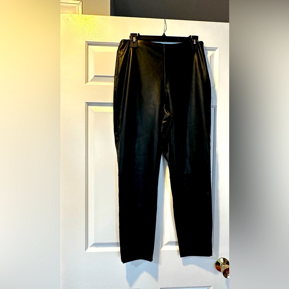 FABLETICS FAUX LEATHER look  Stretchy fabric, color BLACK, size XL, Inseam 26.